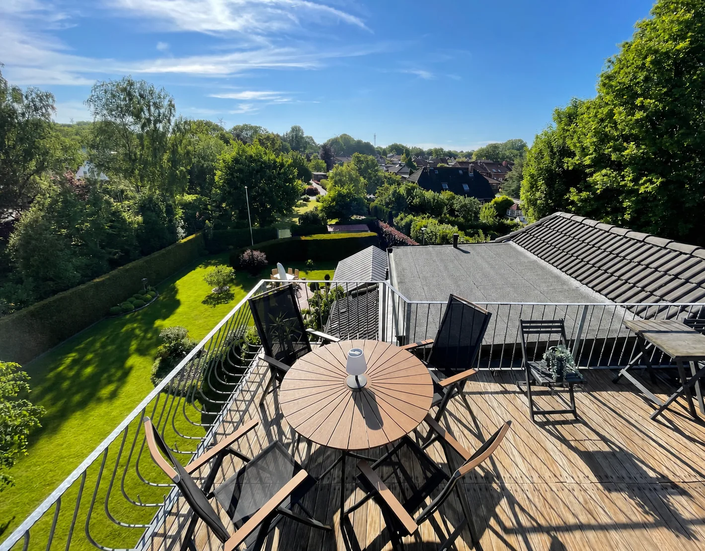 Terrasse der Loft94 Ferienwohnung mit Blick über den grünen Garten